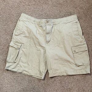 Van Heusen Men’s Cargo Pants Size 44 missing button back pocket but is included